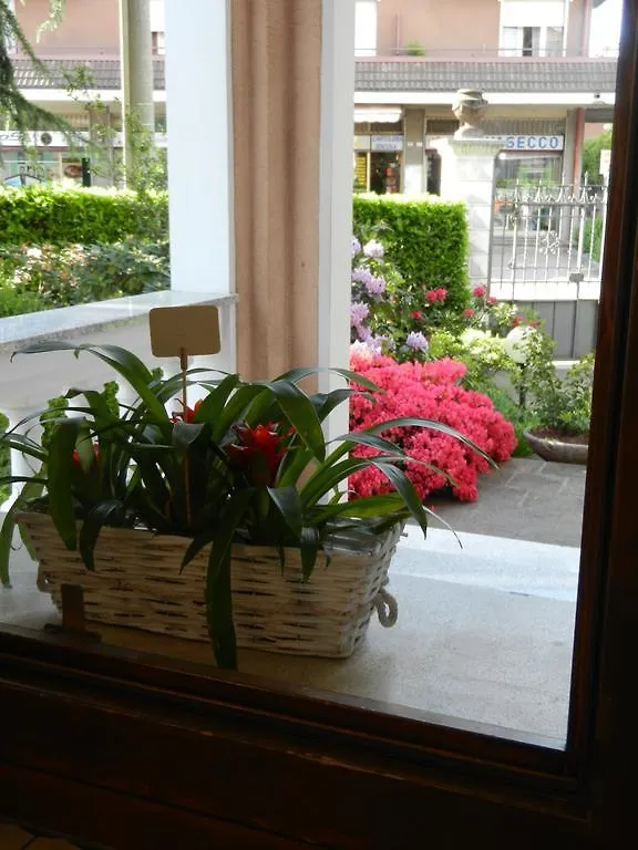 B&B Villa Le Rondini Castronno Bed & Breakfast